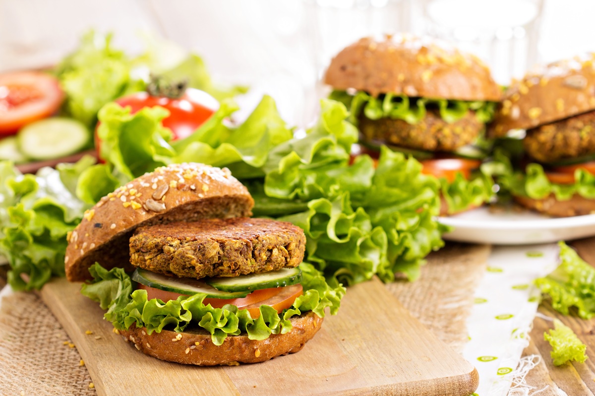 Burgeri de năut cu linte în chifle cu salată verde, roșii și castraveți
