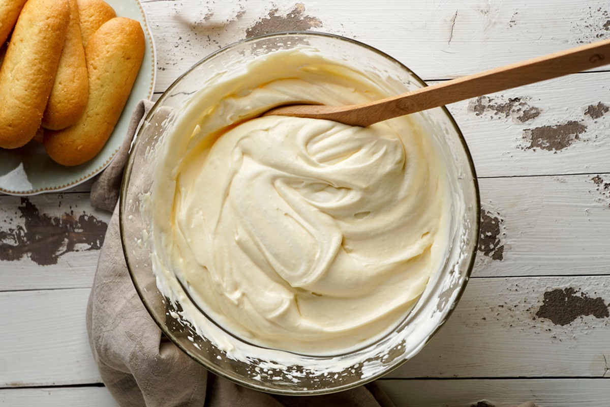 Mascarpone cu nucă de cocos în bol de sticlă cu lingură Mascarpone cu nucă de cocos în bol de sticlă cu lingură