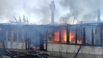 Incendiu la Mănăstirea Văratec. Focul a pornit de la o mașină de cusut și a distrus mai multe clădiri