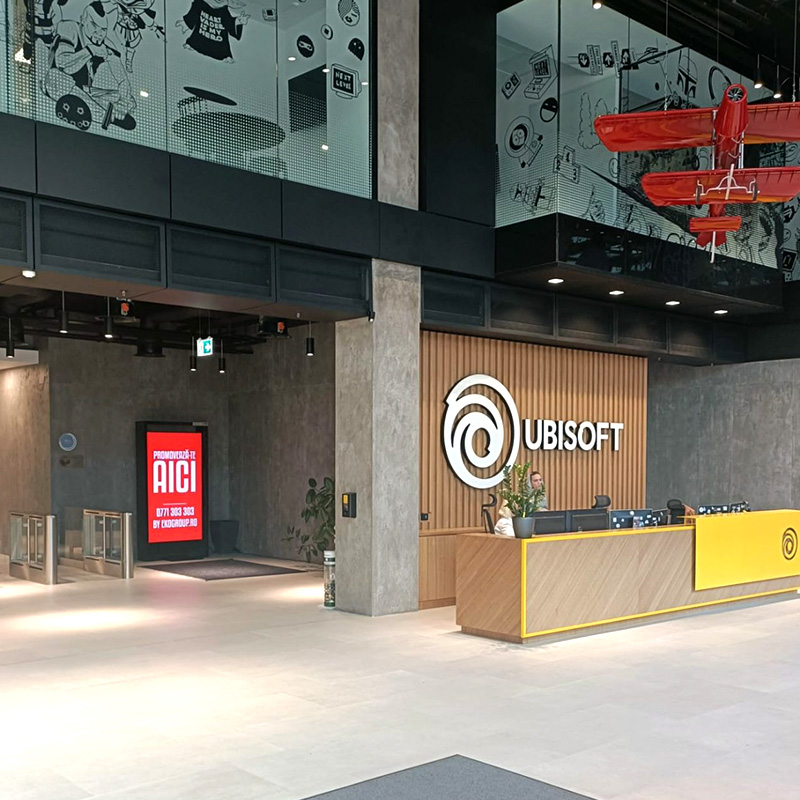 Totem Digital, parte din rețeaua DOOH Premium, Eko Group în locația J8 UBISOFT: Elemente de Branding în Mediul Corporativ