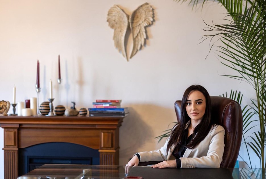 Monica Badea, director de vânzări la EkoGroup, prezintă beneficiile utilizării steagurilor direcționale în campanii publicitare