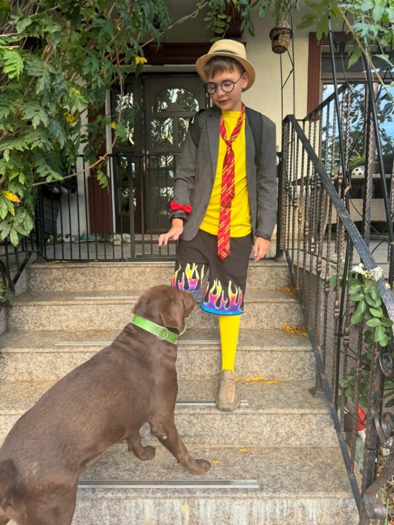 Nicholas Petrescu la Wacky Wednesday Mufti Day la școală