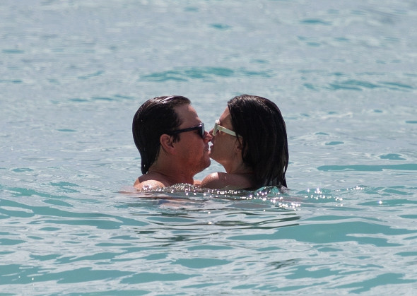 Mark Wahlberg și soția sa, festival de gesturi tandre, la plajă, în Barbados. Imaginile cu cei doi au făcut furori printre fani 2 *PREMIUM-EXCLUSIVE* *MUST CALL FOR PRICING* Actor Mark Wahlberg and wife Rhea show of their sizzling beach bodies