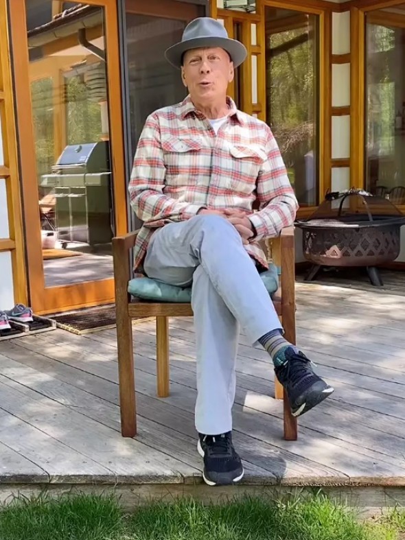 Emma Heming Willis, imagini rare cu Bruce Willis, care suferă de demență: „El. Întotdeauna!” În ce ipostaze a fost surprins actorul 1 Bruce Willis, fotografiat stând pe scaun