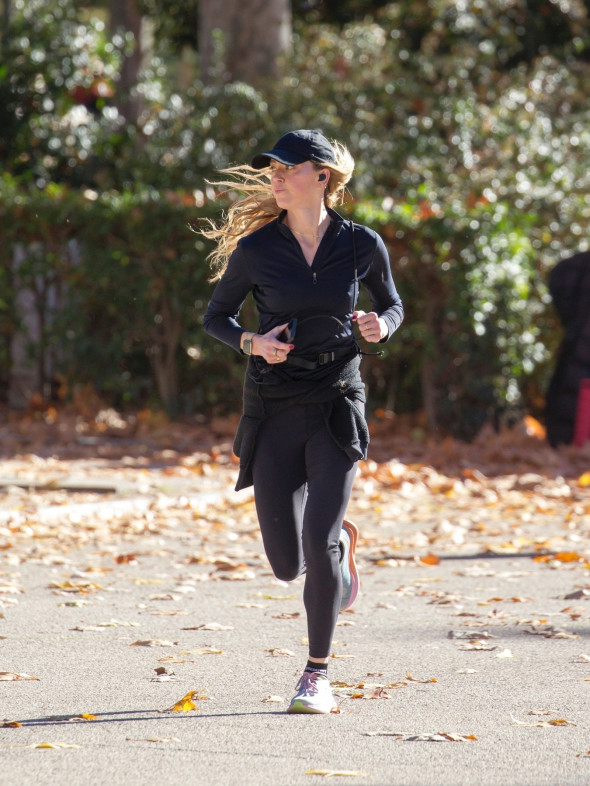 Detalii despre viața lui Amber Heard în Madrid: "Nu iese în evidență". A înlocuit agitația din L.A. cu tihna și plimbările cu fiica ei 1 American actress Amber Heard is all smiles while out jogging in Madrid after announcing she is expecting her second child