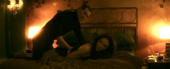 Cate Blanchett, de nerecunoscut în thrillerul în care joacă și Michael Fassbender. Fanii, uimiți: „Ce transformare, e absolut superbă!” 1 Michael Fassbender and Cate Blanchett play sexy married spies in twist-filled Black Bag trailer