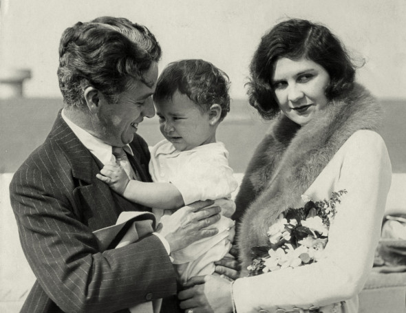 Viața lui Charlie Chaplin. S-a căsătorit de 4 ori, cu femei mult mai tinere. Câți copii a avut cunoscutul star de cinema 2 Charlie Chaplin, Lita Grey și fiul lor