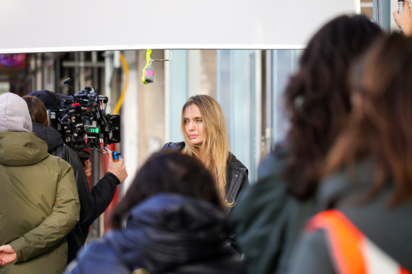 După 8 ani, Angelina Jolie și Brad Pitt au ajuns la un acord de divorţ. „Este epuizată, dar uşurată că acest capitol s-a încheiat” 1 Angelina Jolie seen on set filming 'Stitches' in Paris