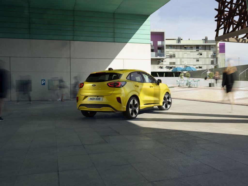 Două recorduri pe piața auto românească în 2024. Topul mărcilor cumpărate de români / Ce mașini second-hand din import vor fi mai greu de găsit în 2025 5 Ford Puma gen E partea din spate