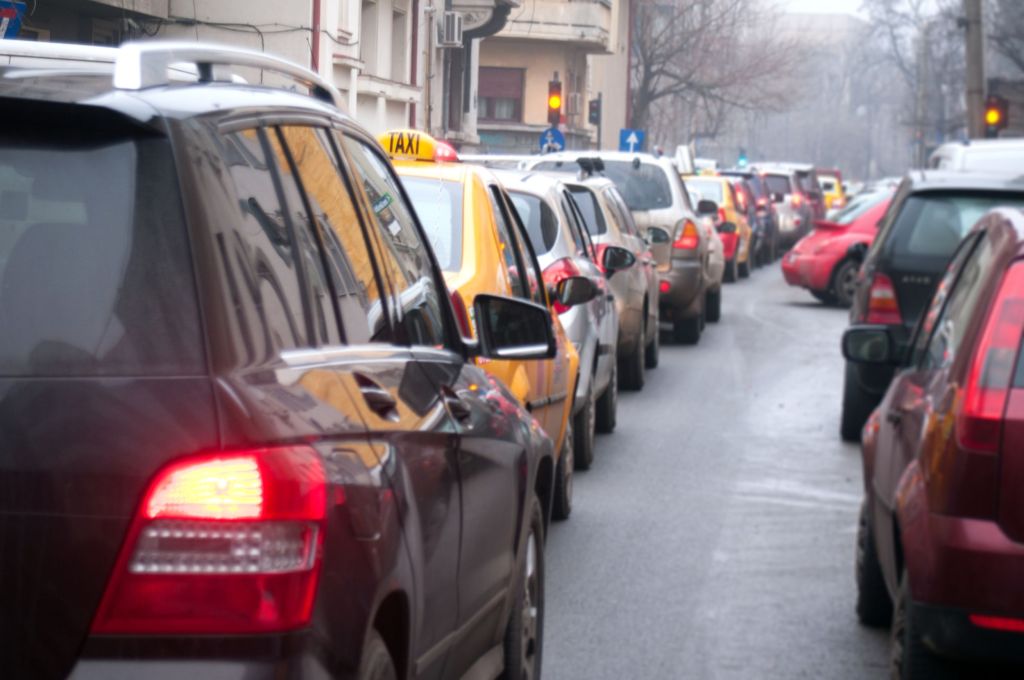 Două recorduri pe piața auto românească în 2024. Topul mărcilor cumpărate de români / Ce mașini second-hand din import vor fi mai greu de găsit în 2025 1 Masini in trafic