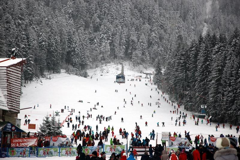 Cât te costă o zi de schi în România. La prețuri ne apropiem de stațiunile de top din Alpi 3 Turiști pe o pârtie de schi din Poiana Brașov, Foto: Inquam Photos / Virgil Simonescu