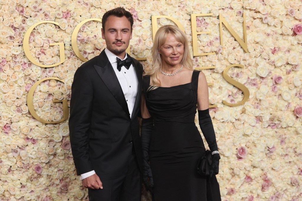 FOTO. Cum a apărut Pamela Anderson la Globurile de Aur 2025. Un detaliu a atras toate privirile: „Nimic nu face o femeie să se simtă mai bine” 1 profimedia 0951991185