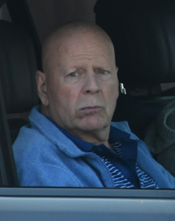 Fiica cea mare a lui Bruce Willis, despre relația pe care o au părinții ei: „Nu am simțit niciodată că trebuie să aleg între ei” 1 EXCLUSIVE: Bruce Willis is seen while being driven through the streets of Brentwood, Ca