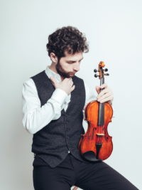 Dirijorul Gabriel Bebeșelea și violonistul Valentin Șerban invitați la Sala Radio 2 Valentin Serban m foto Andrada Pavel 2 200x300 1