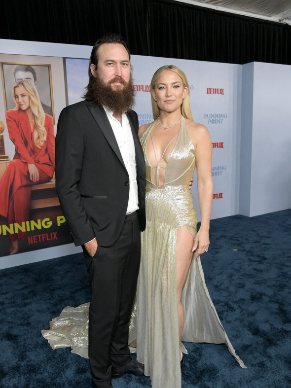 Kate Hudson, apariție de zeiță pe covorul roșu! Strălucitoare într-o rochie îndrăzneață cu decolteu adânc și crăpături amețitoare 1 Kate Hudson