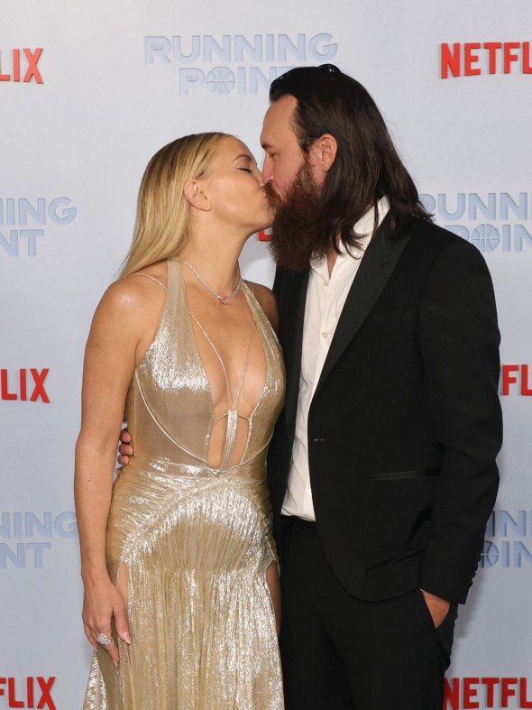 Kate Hudson, apariție de zeiță pe covorul roșu! Strălucitoare într-o rochie îndrăzneață cu decolteu adânc și crăpături amețitoare 2 kate hudson (4)