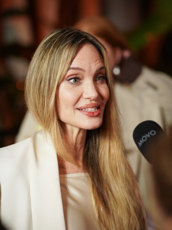 Angelina Jolie, răvășitoare într-o rochie cu spatele gol, la Festivalul de Film de la Santa Barbara. Toți au fost cu ochii pe ea 2 Maltin Modern Master Award honoring Angelina Jolie at the 40th Santa Barbara International Film Festival