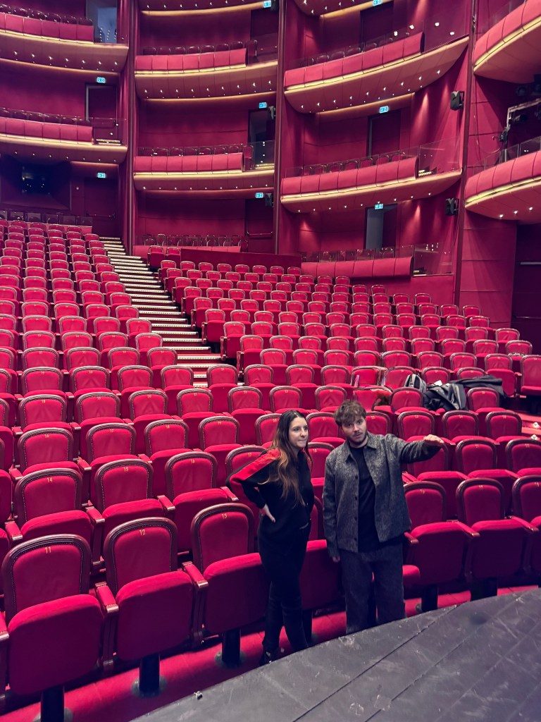INTERVIU „Personajele de pe scenă șoptesc direct în urechea spectatorului”. Cine este în spatele piesei de teatru „Șapte minute după miezul nopții” care folosește o instalație audio inovatoare 1 2. Calin Topa si Alexandra Badea TNB
