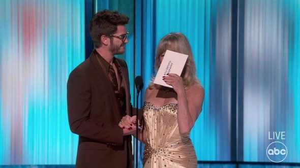 Andrew Garfield fangirls over Goldie Hawn as she admits she can’t read the Oscar autocue because she has cataracts