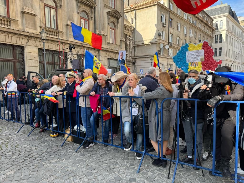 FOTO/VIDEO Călin Georgescu, candidatură în uralele a sute de susținători: „Pe 6 decembrie 2024, a fost ucisă democrația. Astăzi, pe 7 martie, poporul român a înviat” / Mesaj pentru „clasa politică abjectă aflată la putere” 3 WhatsApp Image 2025 03 07 at 15.14.40