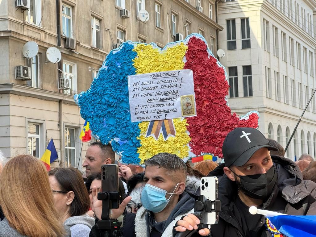 FOTO/VIDEO Călin Georgescu, candidatură în uralele a sute de susținători: „Pe 6 decembrie 2024, a fost ucisă democrația. Astăzi, pe 7 martie, poporul român a înviat” / Mesaj pentru „clasa politică abjectă aflată la putere” 2 WhatsApp Image 2025 03 07 at 15.14.43