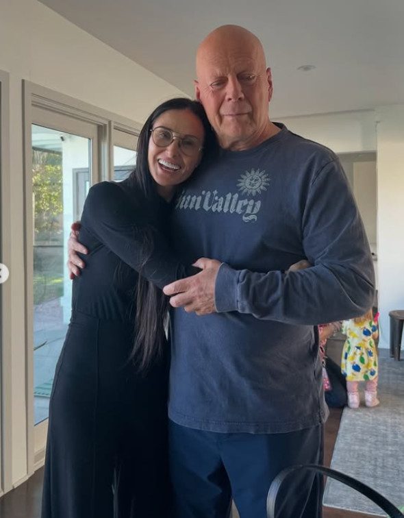 Un pupic dulce de la nepoțică și iubirea familiei, cel mai bun cadou pentru Bruce Willis la 70 de ani. Demi Moore a postat poze duioase 1 demi moore si bruce willis