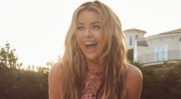 Denise Richards a recunoscut că și-a mințit fiicele din cauza scandalurilor în care era implicat Charlie Sheen: „L-am protejat!” 1 denise richards