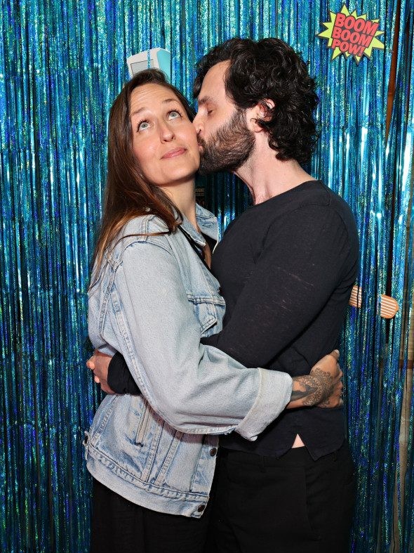 Cine e soția lui Penn Badgley, starul din Gossip Girl și You. E însărcinată cu gemeni și și-a etalat burtica pe covorul roșu 1 Penn Badgley si sotia lui, Domino Kirke (2)