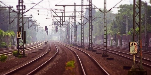 Accident feroviar pe Valea Prahovei: Traficul oprit după ce un tren a lovit un camion