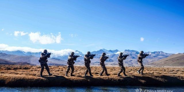 Armata Chineză se Antrenează pentru a Contracara Atacurile cu Drone FPV: Cum Se Pregătește China pentru Noile Amenințări