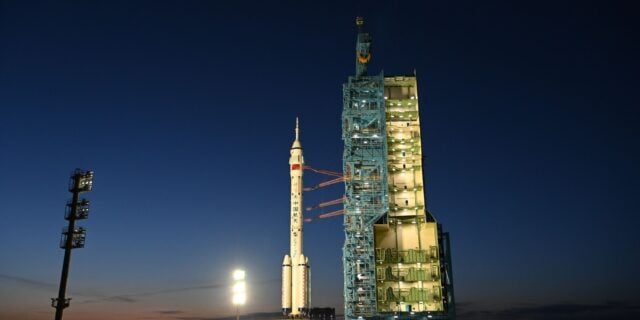 Racheta Shenzhou-20 a pornit către stația spațială chineză cu trei astronauți la bord