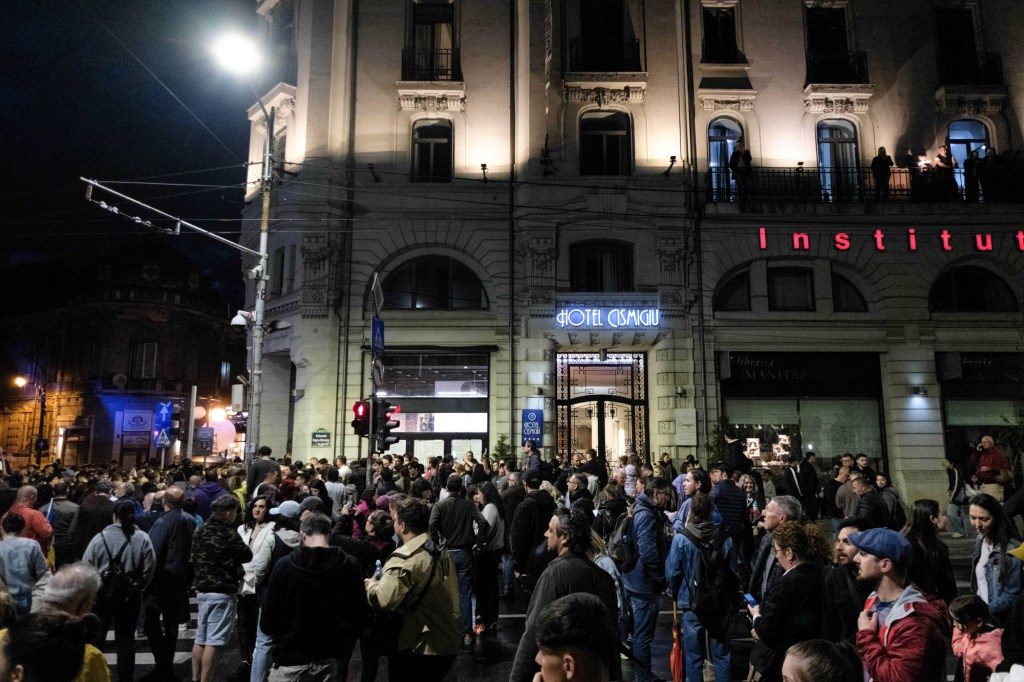 VIDEO Mii de oameni acum la sediul de campanie al lui Nicușor Dan, care a ieșit în balconul Hotelului Cișmigiu / „Avem președinte”, scandează mulțimea / E blocat Bulevardul Elisabeta 2