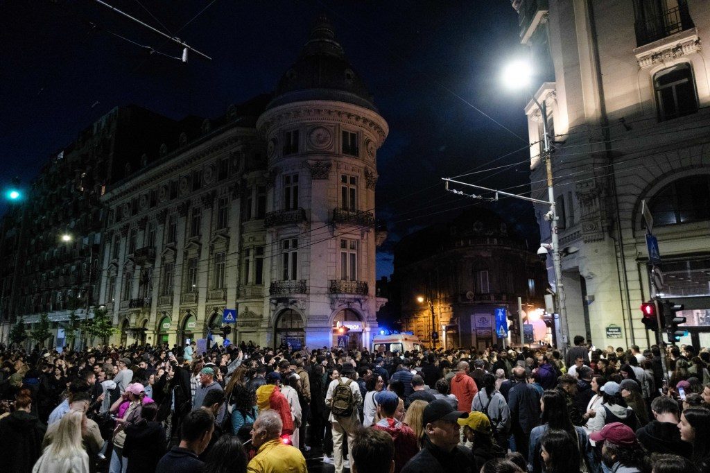 VIDEO Mii de oameni acum la sediul de campanie al lui Nicușor Dan, care a ieșit în balconul Hotelului Cișmigiu / „Avem președinte”, scandează mulțimea / E blocat Bulevardul Elisabeta 1