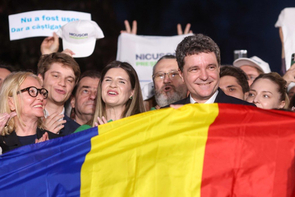 VIDEO Mii de oameni acum la sediul de campanie al lui Nicușor Dan, care a ieșit în balconul Hotelului Cișmigiu / „Avem președinte”, scandează mulțimea / E blocat Bulevardul Elisabeta 7 INSTANT NICUSOR DAN EXIT POLL 006 INQUAM Photos George Calin 1
