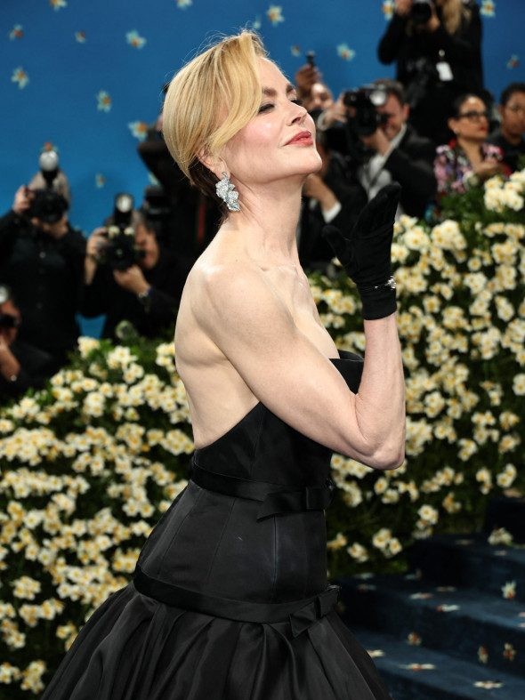 Nicole Kidman, cu părul scurt la Met Gala 2025, în cea mai curajoasă transformare de imagine. „Uluitoare!” 3 nicole kidman (48)