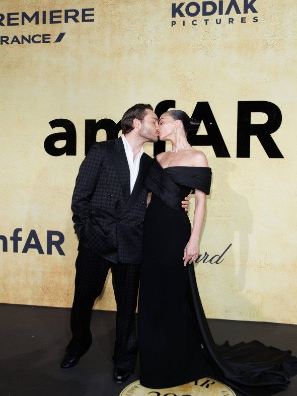 Ed Westwick și Amy Jackson, tandri și eleganți pe covorul roșu la Cannes. Actorul din Gossip Girl, topit după soția lui fermecătoare 1 Ed Westwick și Amy Jackson/ Profimedia