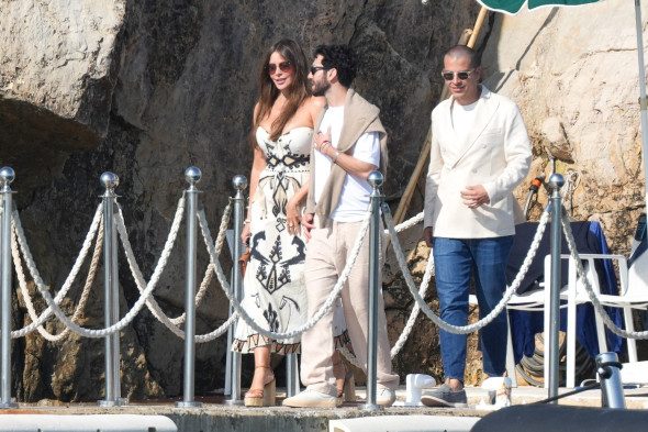 Sofia Vergara, apariție spectaculoasă la Cannes alături de un bărbat misterios. Cine este Douglas Chabbott? 2 Cannes - Sofia Vergara At Eden Roc