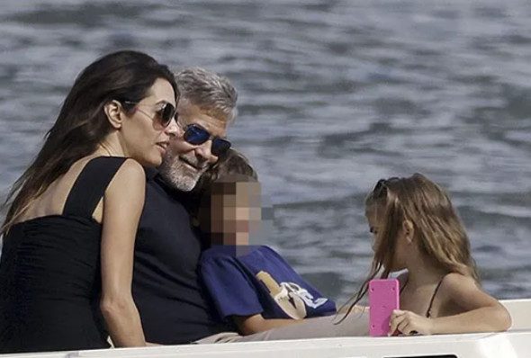 Viața lui George Clooney la 64 de ani. Record pe Broadway, legendă la Hollywood, 10 ani de mariaj cu Amal: "Sunt cel mai norocos" 1 george si amal clooney copii