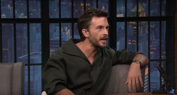 Noul favorit să devină James Bond. Actorul britanic de 40 de ani care conduce în cursa pentru cel mai râvnit rol de la Hollywood 3 Jonathan Bailey reveals he specifically requested his horse from Bridgerton on the Wicked movie set, as he appears on Late Night with Seth Meyers