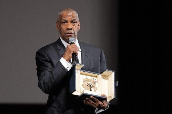 VIDEO Denzel Washington, surprins într-un schimb tensionat cu un fotograf insistent, pe covorul roșu de la Cannes: "Stop!" 1 Denzel Washington