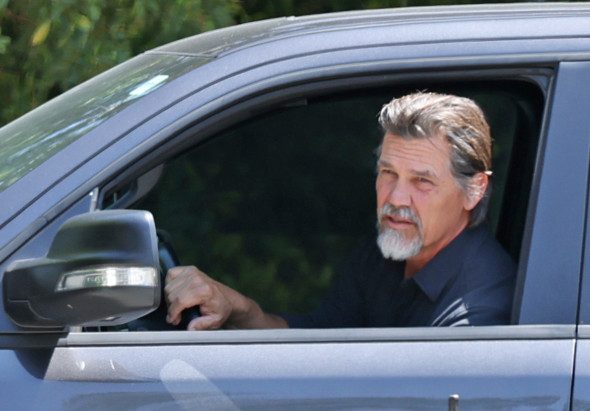 Shia LaBeouf spune că trei superstaruri de la Hollywood l-au ajutat să se lase de alcool: „M-au ținut în viață” 2 Barbra Streisand and her husband of 23 years James Brolin host a party at her Malibu compound on the afternoon of her 80th birthday.
