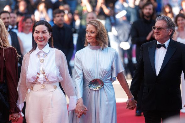 Scarlett Johansson, jovială și fermecătoare, într-o rochie diafană, la Cannes. „Această femeie este atât de frumoasă!” 4 Stars dazzle at 'A Private Life' premiere during Cannes Film Festival 2025