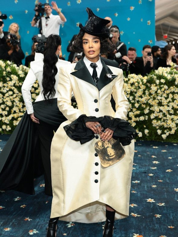Met Gala 2025, parada ținutelor extravagante. Demi Moore a purtat o spectaculoasă rochie „cravată”: peste 1 milion de mărgele și paiete 9 Tessa Thompson