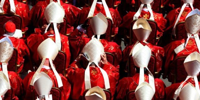 ### Alegerea Noului Papă: Cardinalii Se Pregătesc pentru Conclav la Vatican