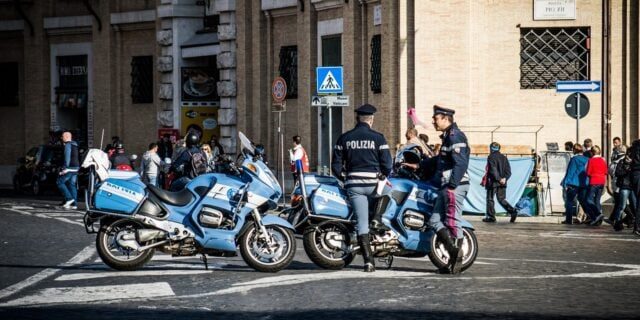 Atenție șoferi! Semnalizarea prezenței poliției cu farurile în Italia poate duce la amenzi și închisoare