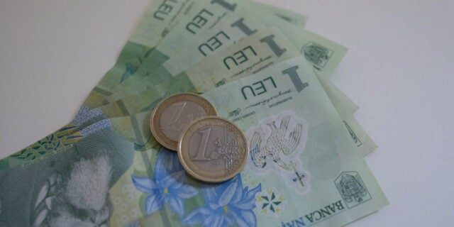 Cursul euro a atins un nou record istoric negativ: 5,1222 lei