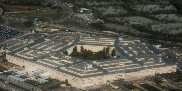 Decizia Pentagonului de a excluzi 1.000 de militari transgender din forțele armate americane