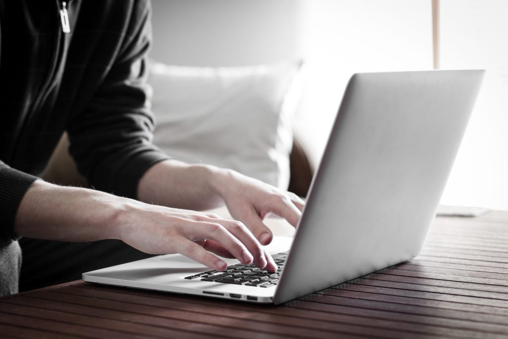 Un jurnalist și-a chemat hater-ul în redacție. Reacția surprinzătoare a celui care l-a înjurat online