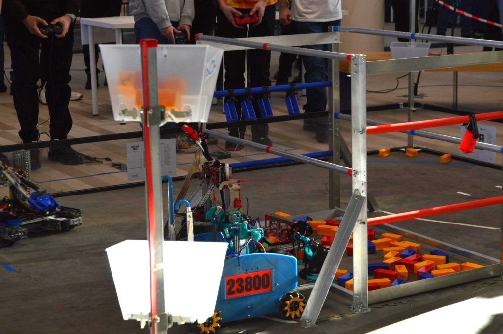 Elevii geniali din Iași: Cum a obținut echipa Robozzi #23800 locul 3 la League Meet of Iași