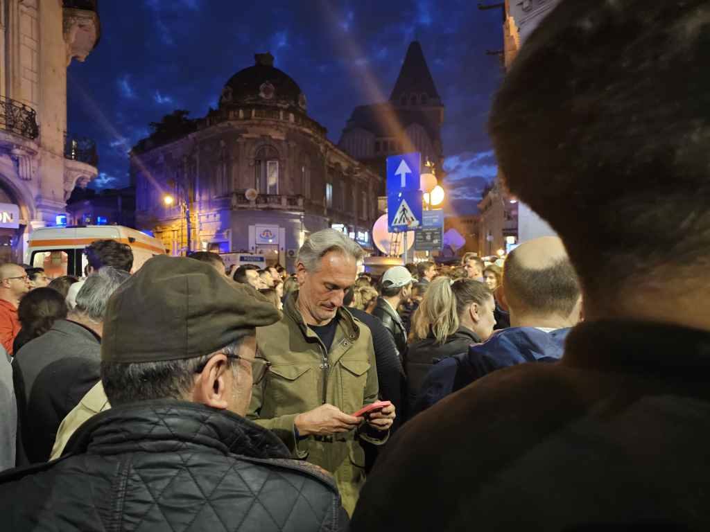 VIDEO Mii de oameni acum la sediul de campanie al lui Nicușor Dan, care a ieșit în balconul Hotelului Cișmigiu / „Avem președinte”, scandează mulțimea / E blocat Bulevardul Elisabeta 5 matei paun